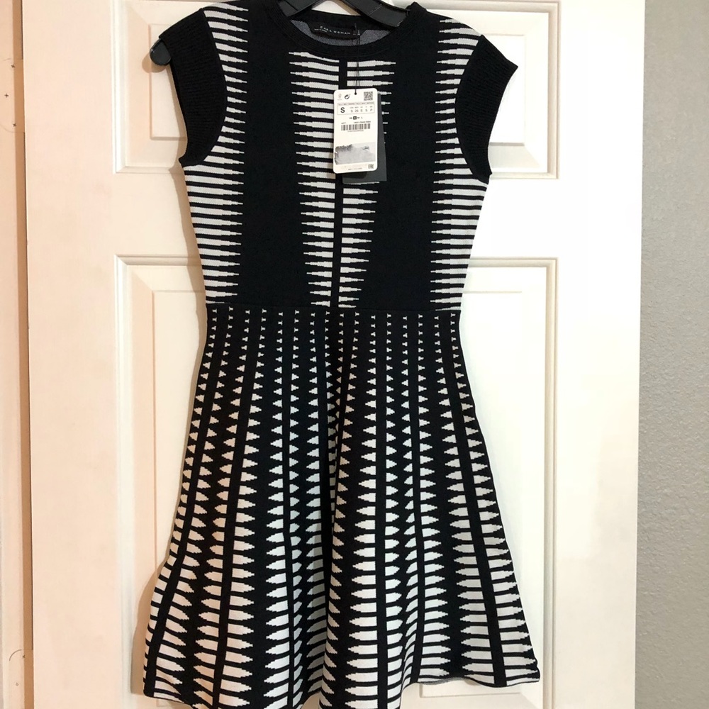 🚫SOLD🚫 NWT ZARA BLACK AND WHITE PRINTED DRESS - Picture 2 of 5